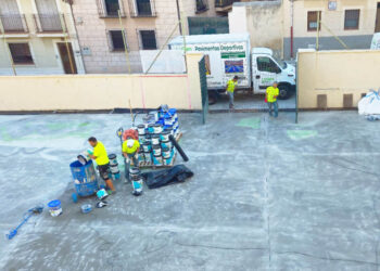 Obras de renovación del pavimento en el patio del instituto ‘Ezequiel González’, de Segovia. / GPP