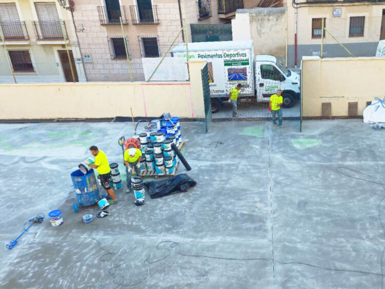 Las obras de renovación del pavimento del patio del IES ‘Ezequiel González’ continúan avanzando 1 Obras de renovación del pavimento en el patio del instituto ‘Ezequiel González’, de Segovia. / GPP