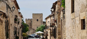 El castillo alberga obras, entre otros, de Ignacio Zuloaga.