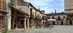 La plaza mayor luce los característicos soportales segovianos.