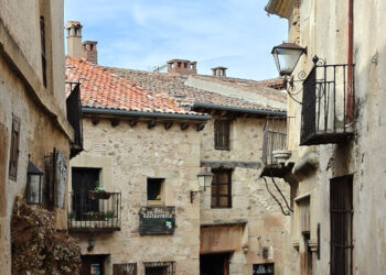 La inclinada Calle Real de Pedraza.