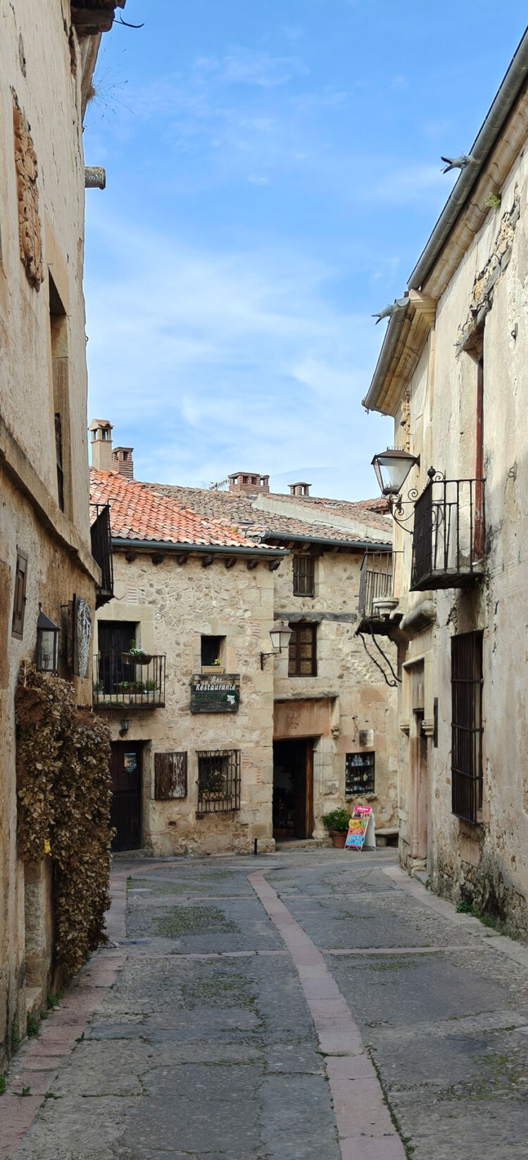 La inclinada Calle Real de Pedraza.