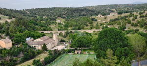 Al fondo puede contemplarse el acueducto medieval de Pedraza.