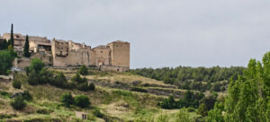 El color ocre de las piedras de la villa contrasta con el verde de los prados que la rodean.