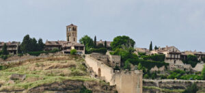 Pedraza está cercada por una muralla en ruinas construida en el siglo XIII y que cuenta con una única entrada, el Arco de la Villa.