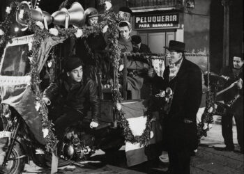 Cassen y Jose Luis López Vázquez junto al característico motocarro de “Plácido”, de Luis García Berlanga.