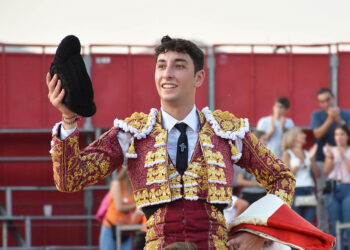 Salida en hombros del novillero vitoriano Pedro Andrés. / A.M.