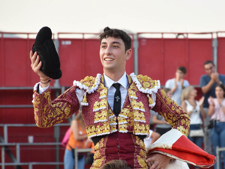 El vitoriano Pedro Andrés suma un nuevo triunfo en Carbonero el Mayor 1 Salida en hombros del novillero vitoriano Pedro Andrés. / A.M.