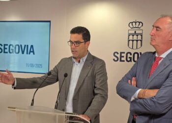 El concejal José Luis Horcajo y el alcalde José Mazarías durante la rueda de prensa. /AYUNTAMIENTO DE SEGOVIA