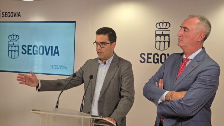 El concejal José Luis Horcajo y el alcalde José Mazarías durante la rueda de prensa. /AYUNTAMIENTO DE SEGOVIA