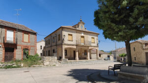 El nombre de Rebollo hace referencia a los grandes robledales que hay en los alrededores.