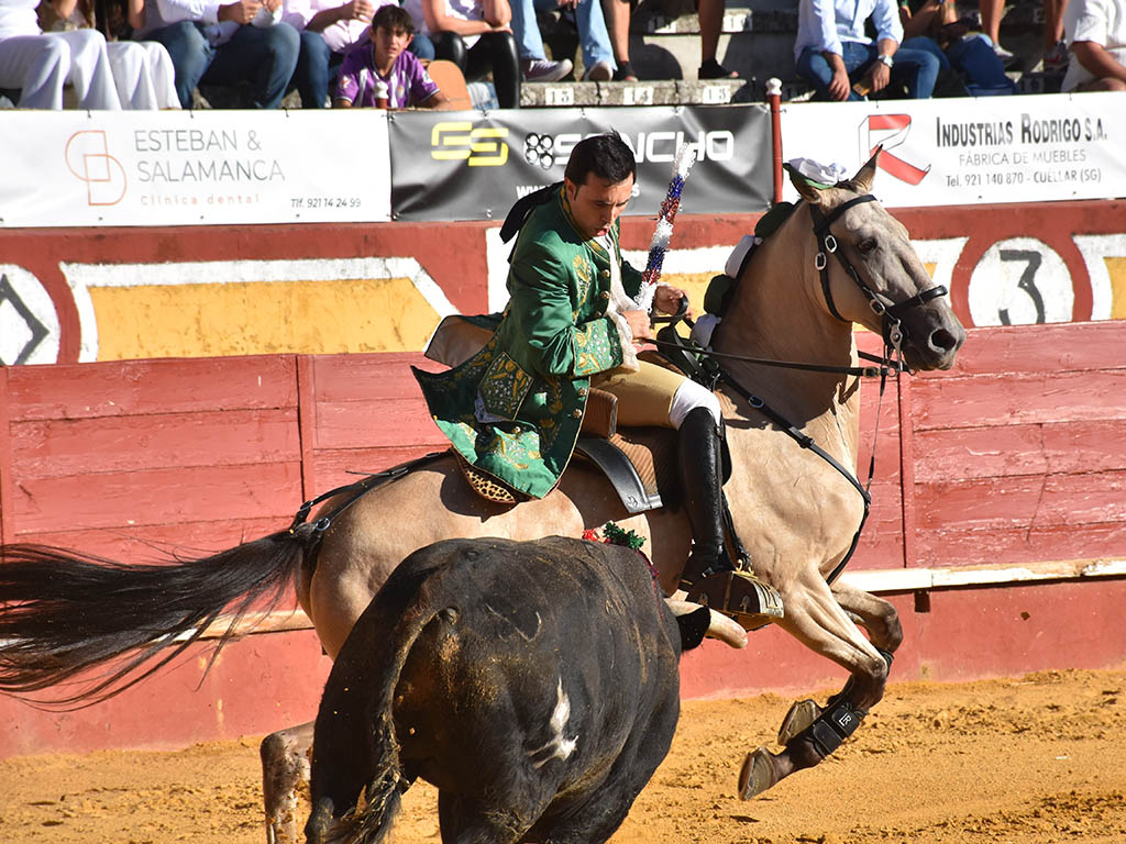 Puerta Grande a la dimensión de Sebastián Fernández y al cariño de Hermoso de Mendoza con Cuéllar 3 Luis Rouxinol, en Cuéllar. / A.M