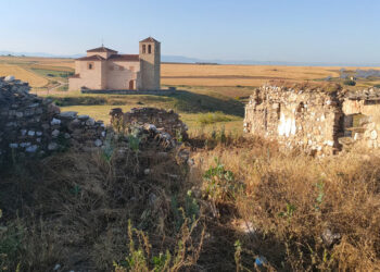 Ruinas del caserío en los alrededores de la iglesia.