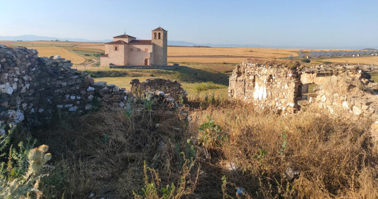 Ruinas del caserío en los alrededores de la iglesia.