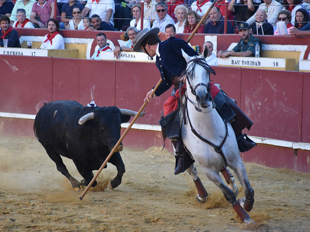 Puerta Grande a la dimensión de Sebastián Fernández y al cariño de Hermoso de Mendoza con Cuéllar 6 Sebastián Fernández, con la garrocha. / A.M.