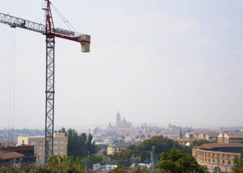 La propuesta plantea una rebaja media del 4% en el IBI y una bonificación del 50% para los comercios de nueva apertura en el ICIO. / MARIO ANTÓN LOBO