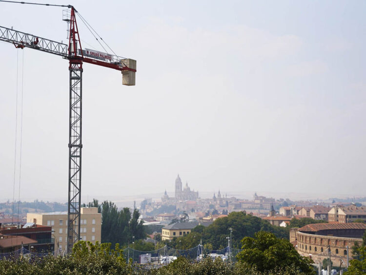 La propuesta plantea una rebaja media del 4% en el IBI y una bonificación del 50% para los comercios de nueva apertura en el ICIO. / MARIO ANTÓN LOBO