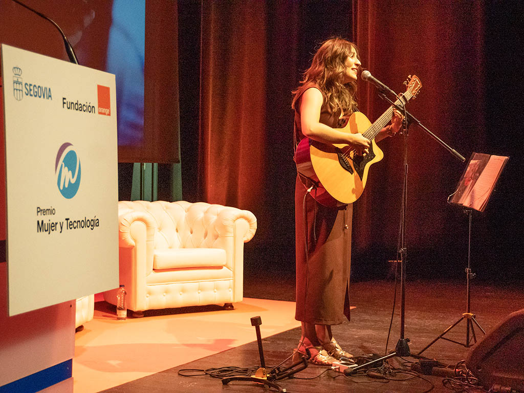 La participación en el programa 'STEM Talent Girl’ aumenta un 20% en los ámbitos científico y tecnológico 3 Actuación de la cantante granjeña Silvia Sanjuan. / HÉCTOR CRIADO