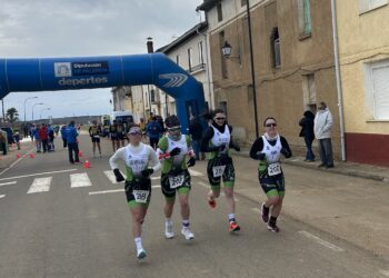 La delegación del Triatlón Lacerta durante una prueba de la presente temporada./FTCYL