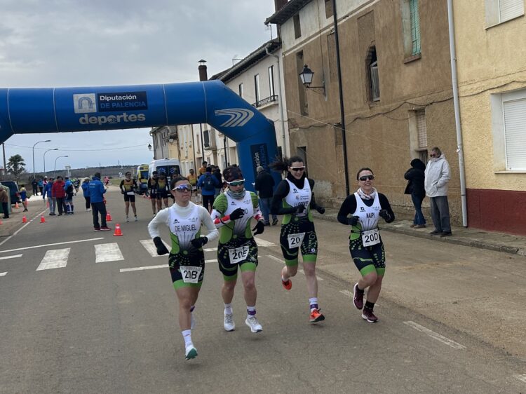 La delegación del Triatlón Lacerta durante una prueba de la presente temporada./FTCYL