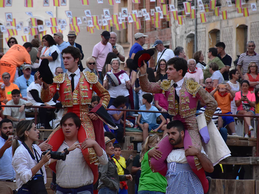 Oliva y García-Torres salen en hombros en Turégano, con una buena novillada de El Retamar 4 Emilio García-Torres y Jorge Oliva salen en hombros de la plaza de toros de Turégano. / A.M.