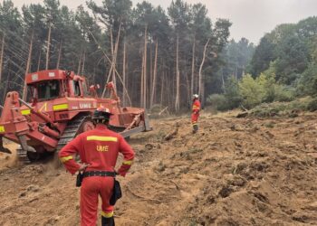 La UME trabaja en la apertura de un cortafuegos en la zona urbana de La Pinilla./ UME