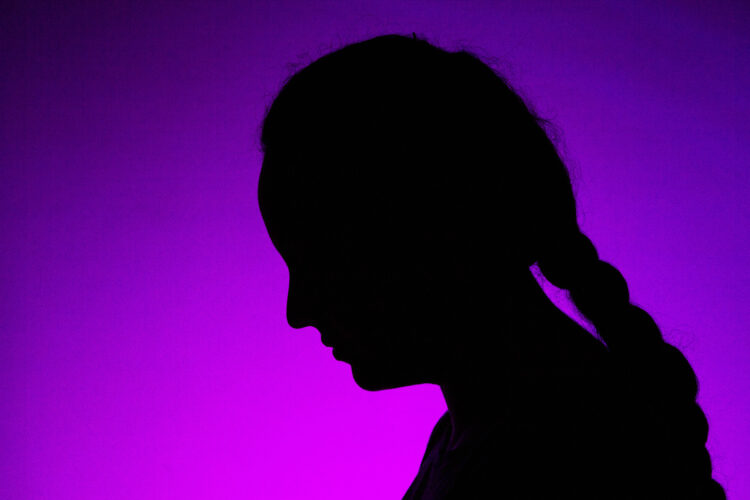 La provincia cuenta con una veintena de 'pulseras antimaltrato' activas 1 Silueta de una mujer sobre fondo morado. / NEREA LLORENTE