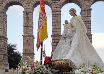 Subida de la Virgen de la Fuencisla a su paso por Azoguejo, con el Acueducto de fondo. / MARIO ANTÓN LOBO
