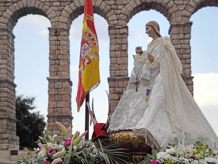 La Virgen de la Fuencisla protagoniza el cupón de la ONCE 1 Subida de la Virgen de la Fuencisla a su paso por Azoguejo, con el Acueducto de fondo. / MARIO ANTÓN LOBO