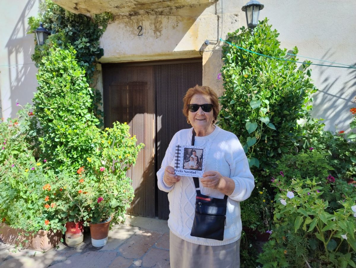 Almudena, la abuela de Jorge, muestra una foto de su nieto.