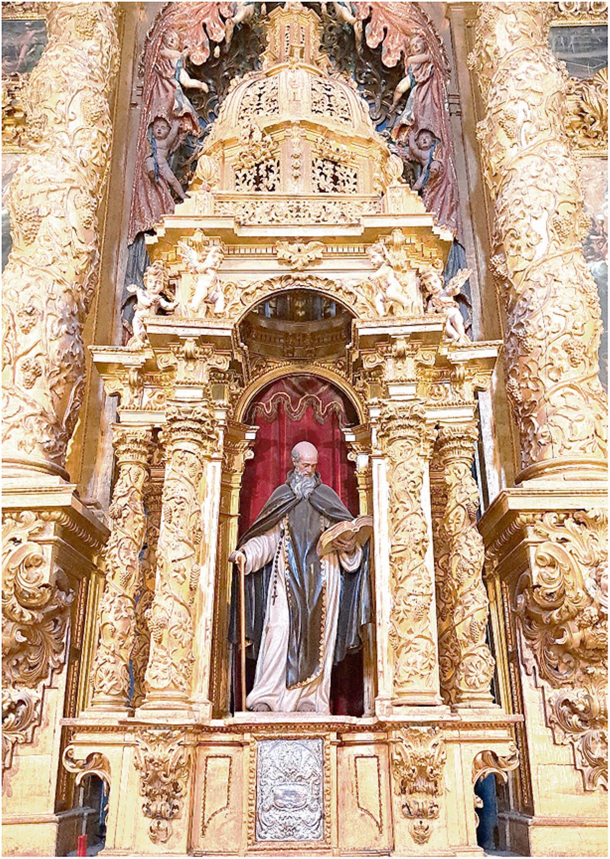 La imagen del retablo de la iglesia del Seminario 2 Imagen de S. Frutos ocupando el tabernáculo eucarístico del Retablo Mayor de la Iglesia del Seminario de Segovia.