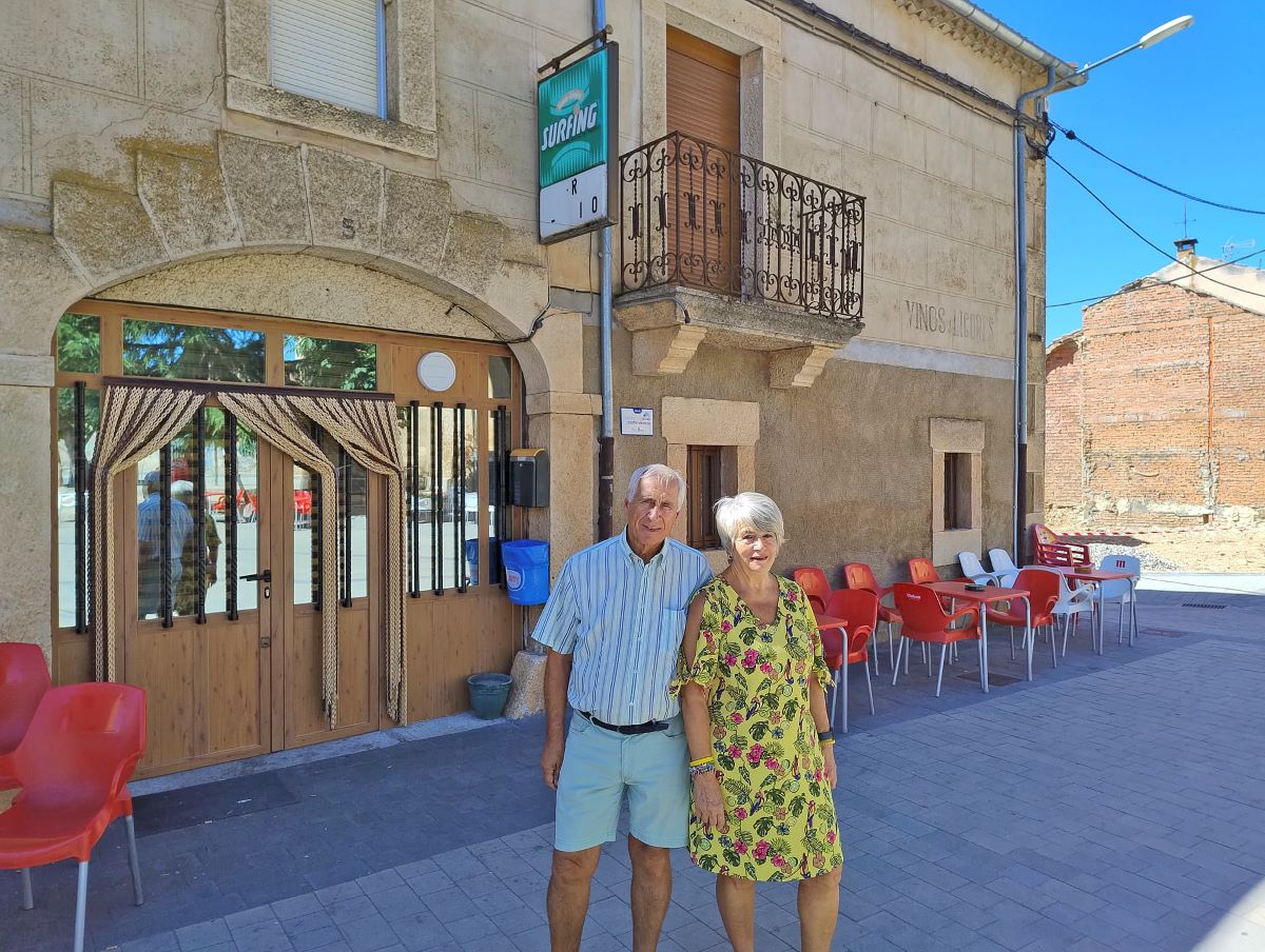 José Flores y Prudencia Cid, vecinos, junto al Bar Faustino.