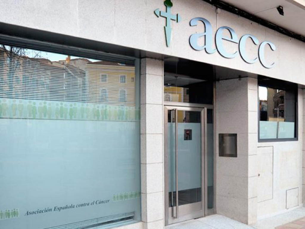 El avance de la Ley Antitabaco enfrenta a hosteleros, sanitarios y asociaciones 2 Sede provincial de la Asociación Española contra el Cáncer, situada en la plaza Somorrostro. / KAMARERO