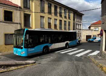 Autobús averiado en la calle Alamillo. / HÉRCTOR CRIADO