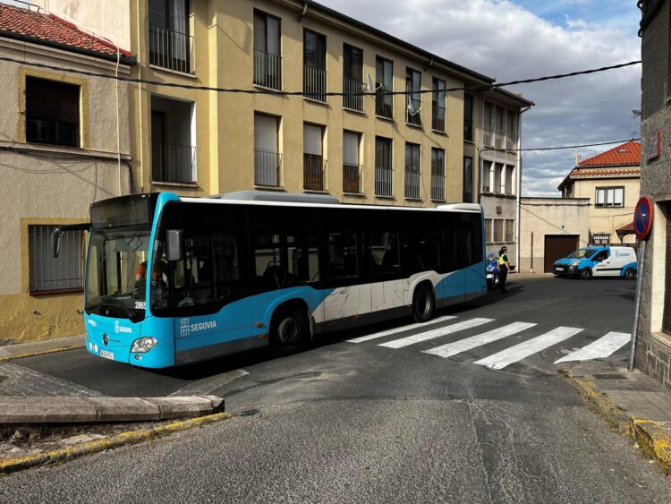 Autobús averiado en la calle Alamillo. / HÉRCTOR CRIADO