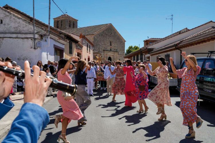 Los vecinos bailan jotas en la Exaltación de La Cruz. / Miguel Ángel Fernández