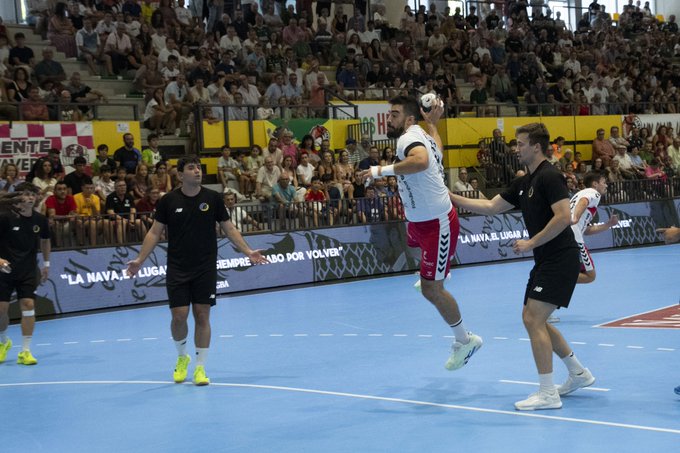 El Balonmano Nava acaba el verano de la mejor manera 1 Partido en Astorga del Balonmano Nava. B. Nava