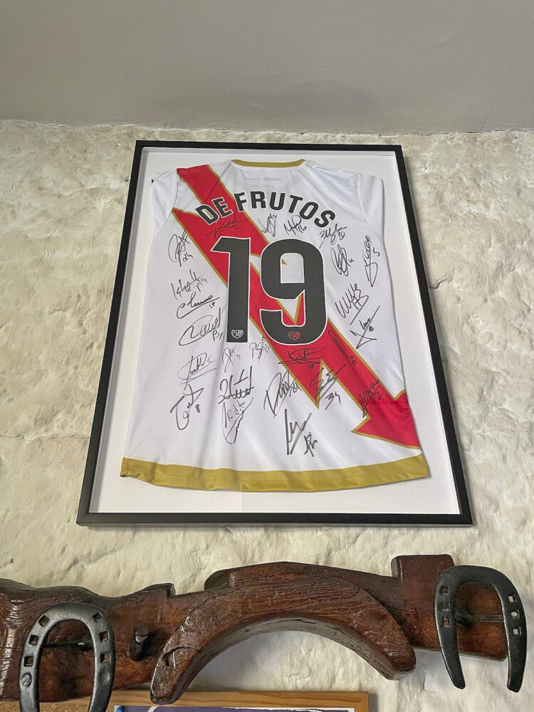 El Bar Faustino, decorado con iconos de la trayectoria de Jorge de Frutos.