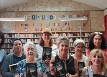 La bibliotecaria Marta Campos junto a las participantes / LOURDES MATARRANZ