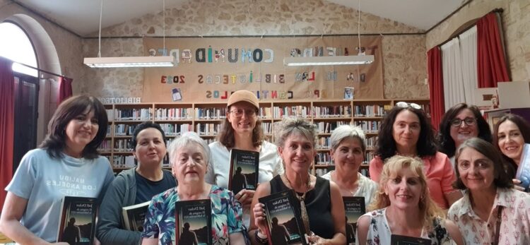 La bibliotecaria Marta Campos junto a las participantes / LOURDES MATARRANZ