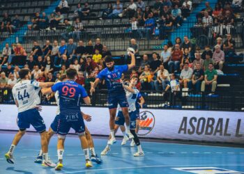 Lilian Pasquet busca el lanzamiento en un instante del duelo entre Viveros Herol Nava y BM Granollers.(DGC