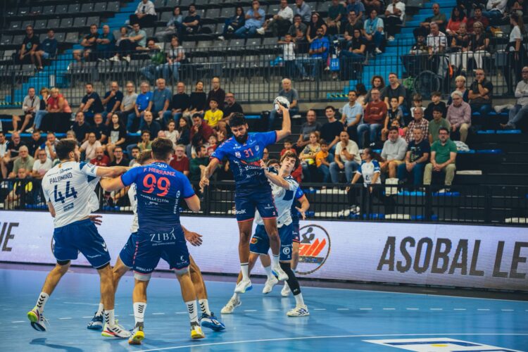 El BM Nava cae de pie en Granollers 1 Lilian Pasquet busca el lanzamiento en un instante del duelo entre Viveros Herol Nava y BM Granollers.(DGC