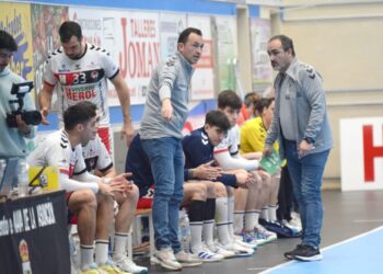 Álvaro Senovilla en el banquillo del Viveros Herol durante un encuentro de la temporada pasada./AMADOR MARUGÁN