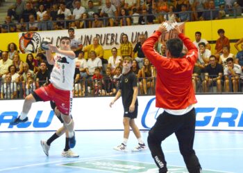 Josu Arzoz en el duelo entre Viveros Herol y BM Soria./AMADOR MARUGÁN