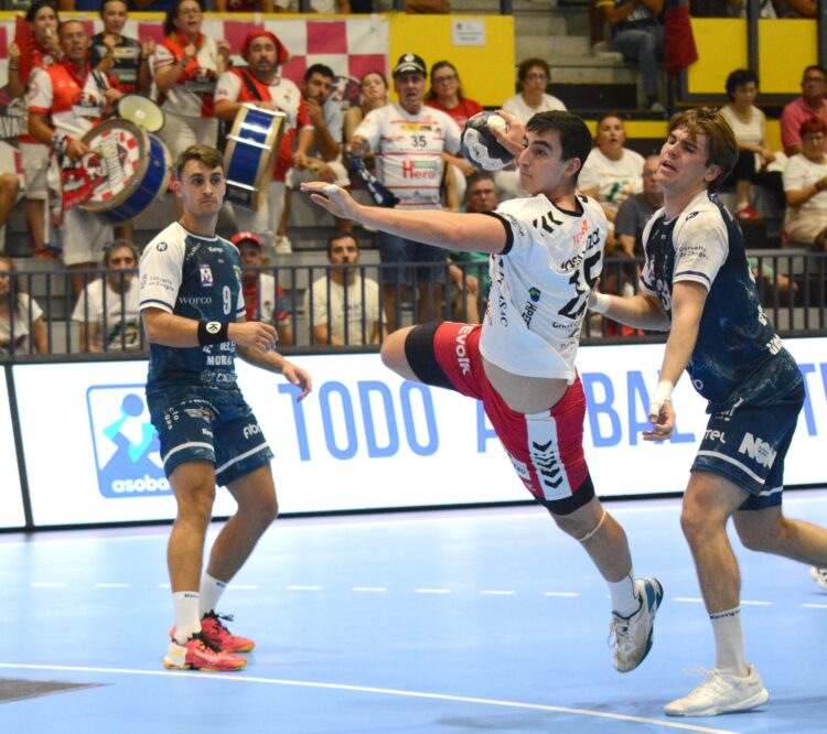 Josu Arzoz busca el lanzamiento en un instante del duelo./AMADOR MARUGÁN