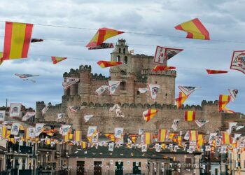 El castillo visto desde la plaza porticada adornada de banderolas. / Esther García Escudero