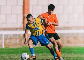 Un jugador del Coca protege la pelota durante un amistoso de la pasada pretemporada./CD COCA