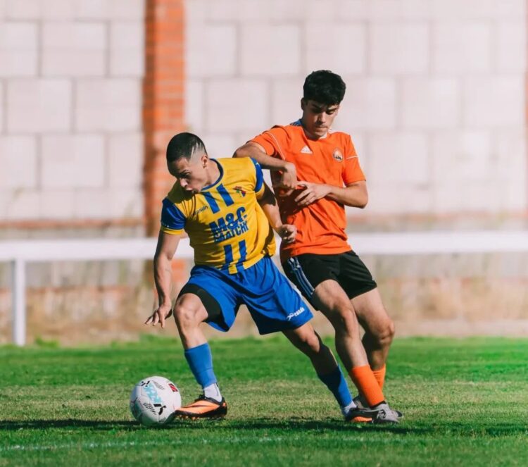 Un jugador del Coca protege la pelota durante un amistoso de la pasada pretemporada./CD COCA