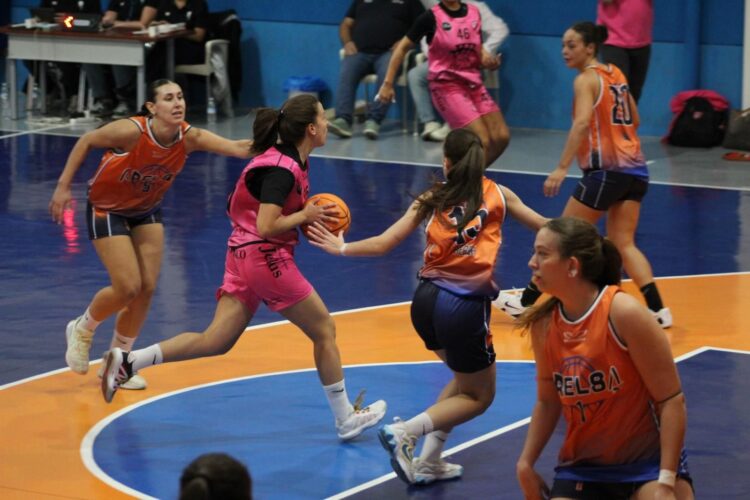 El Cochinillo Segoviano cierra la pretemporada con victoria ante el Arelsa 1 Un instante del duelo entre Cochinillo Segoviano y Arelsa./CD SPORDEPORTE