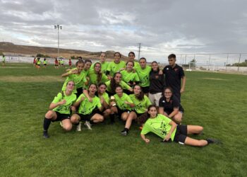 El Lince de Laguna posa con el trofeo de campeón./CD CUÉLLAR